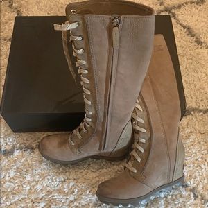 Sorel Boots Size 8 in Taupe